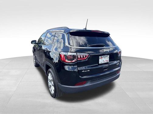 Diamond Black Crystal Pearlcoat 2022 Jeep Compass Latitude Lux