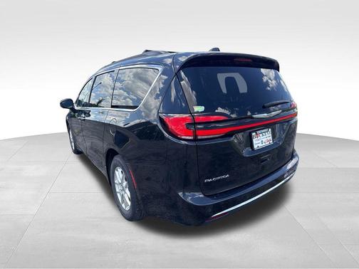 Brilliant Black Crystal Pearlcoat 2022 Chrysler Pacifica Touring L