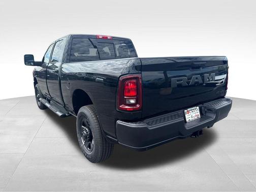 Diamond Black Crystal Pearlcoat 2026 RAM 3500 Tradesman Crew Cab 4x4 6'4' Box