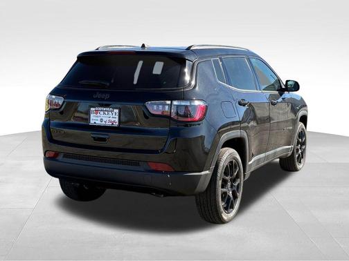 Diamond Black Crystal Pearlcoat 2026 Jeep Compass Latitude