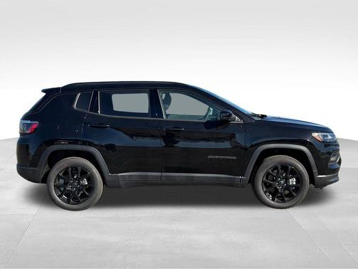 Diamond Black Crystal Pearlcoat 2026 Jeep Compass Latitude