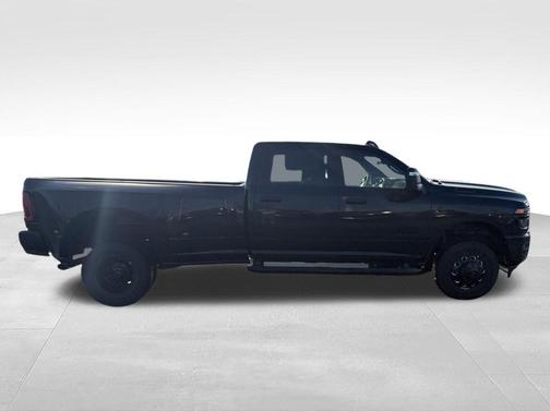Diamond Black Crystal Pearlcoat 2026 RAM 3500 Big Horn Crew Cab 4x4 8' Box