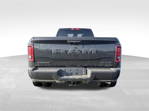 Diamond Black Crystal Pearlcoat 2026 RAM 3500 Big Horn Crew Cab 4x4 8' Box