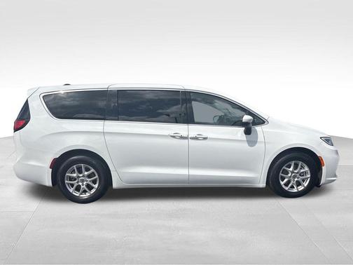 Bright White Clearcoat 2023 Chrysler Pacifica Touring L