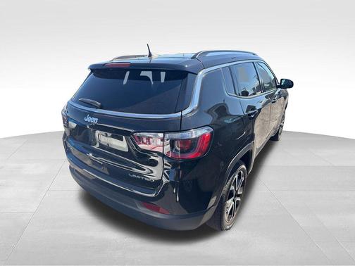 Diamond Black Crystal Pearlcoat 2022 Jeep Compass Limited