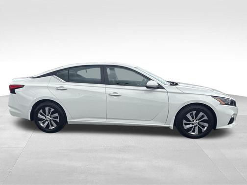 Glacier White 2022 Nissan Altima S FWD