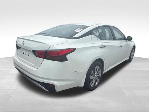Glacier White 2022 Nissan Altima S FWD