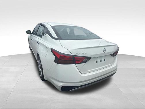 Glacier White 2022 Nissan Altima S FWD