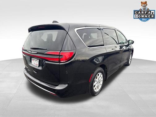 Brilliant Black Crystal Pearlcoat 2023 Chrysler Pacifica Touring L
