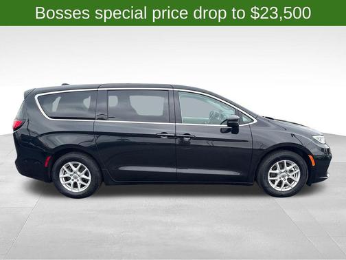 Brilliant Black Crystal Pearlcoat 2023 Chrysler Pacifica Touring L