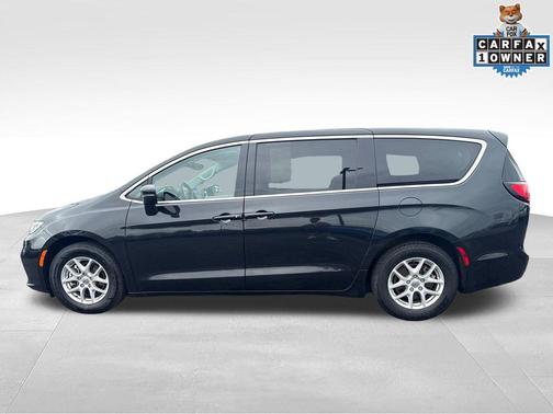Brilliant Black Crystal Pearlcoat 2023 Chrysler Pacifica Touring L