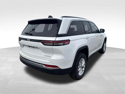 Bright White Clearcoat 2026 Jeep Grand Cherokee Altitude