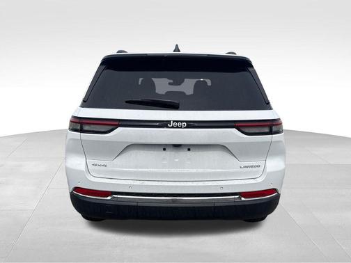 Bright White Clearcoat 2026 Jeep Grand Cherokee Altitude