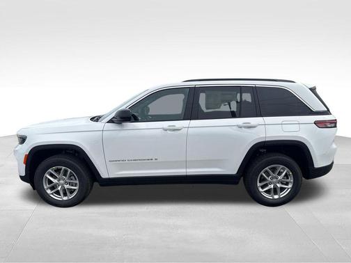 Bright White Clearcoat 2026 Jeep Grand Cherokee Altitude