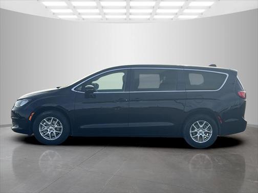 2025 Chrysler Voyager LX