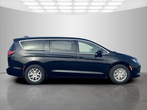 2025 Chrysler Voyager LX