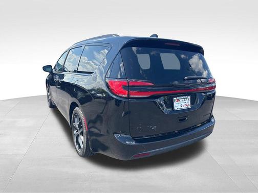 Diamond Black Crystal Pearlcoat 2025 Chrysler Pacifica Limited