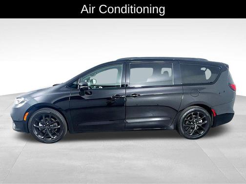 Diamond Black Crystal Pearlcoat 2025 Chrysler Pacifica Limited
