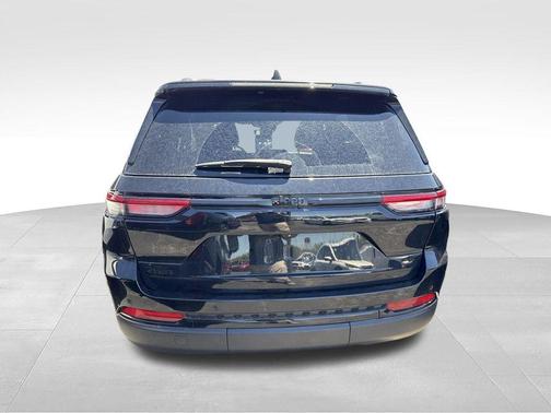 Diamond Black Crystal Pearlcoat 2023 Jeep Grand Cherokee Altitude