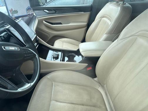 Diamond Black Crystal Pearlcoat 2023 Jeep Grand Cherokee L Limited