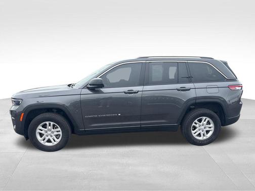 Baltic Gray Metallic Clearcoat 2023 Jeep Grand Cherokee Laredo
