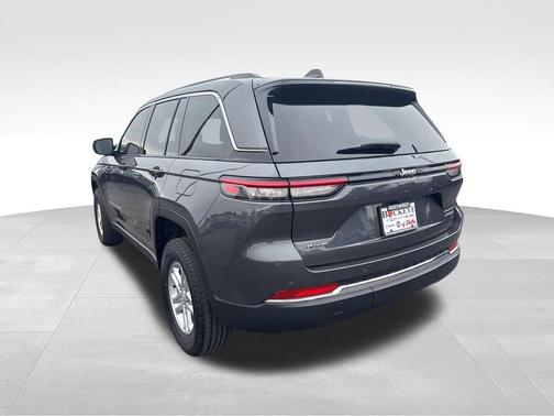 Baltic Gray Metallic Clearcoat 2023 Jeep Grand Cherokee Laredo