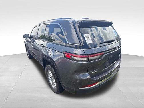 Baltic Gray Metallic Clearcoat 2023 Jeep Grand Cherokee Laredo