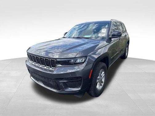 Baltic Gray Metallic Clearcoat 2023 Jeep Grand Cherokee Laredo