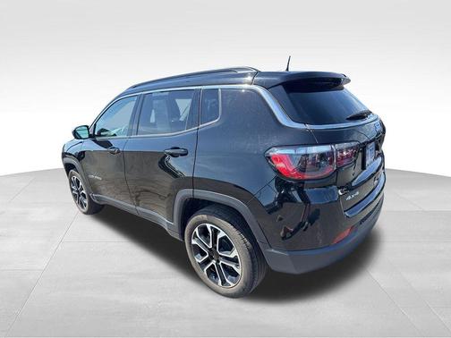 Diamond Black Crystal Pearlcoat 2022 Jeep Compass Limited