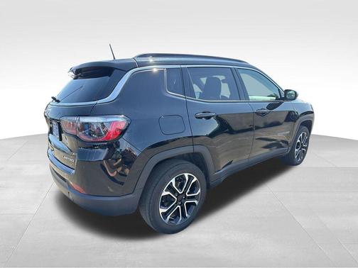 Diamond Black Crystal Pearlcoat 2022 Jeep Compass Limited