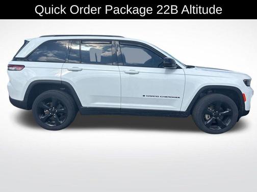 Bright White Clearcoat 2022 Jeep Grand Cherokee Altitude