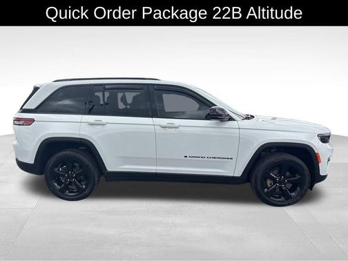 Bright White Clearcoat 2022 Jeep Grand Cherokee Altitude