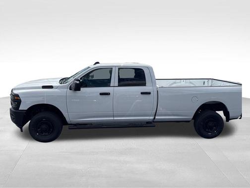 Bright White Clearcoat 2026 RAM 2500 Tradesman Crew Cab 4x4 8' Box