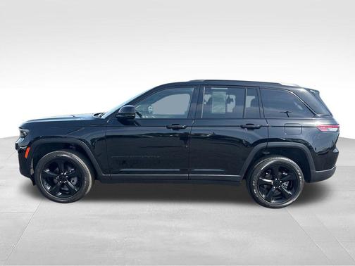 Diamond Black Crystal Pearlcoat 2023 Jeep Grand Cherokee Altitude