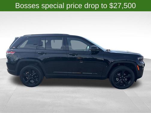 Diamond Black Crystal Pearlcoat 2023 Jeep Grand Cherokee Altitude