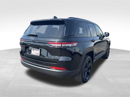 Diamond Black Crystal Pearlcoat 2023 Jeep Grand Cherokee Altitude