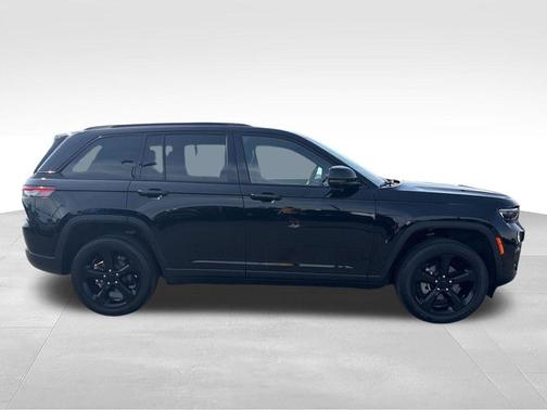 Diamond Black Crystal Pearlcoat 2023 Jeep Grand Cherokee Altitude