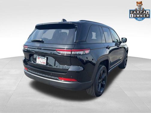 Diamond Black Crystal Pearlcoat 2023 Jeep Grand Cherokee Altitude