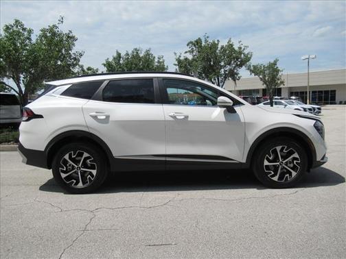 White 2024 Kia Sportage Hybrid EX