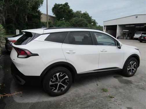 White 2024 Kia Sportage Hybrid EX