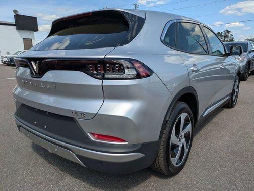 2025 VinFast VF 8 Eco