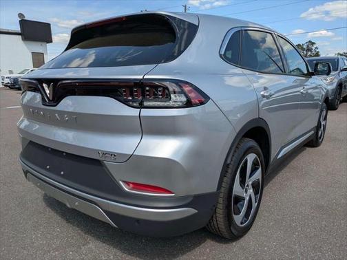 2025 VinFast VF 8 Eco