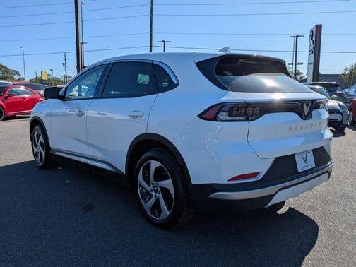 2025 VinFast VF 8 Eco