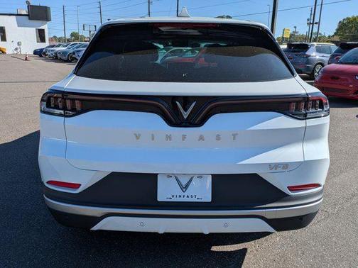 2025 VinFast VF 8 Eco