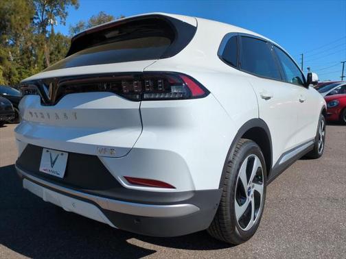 2025 VinFast VF 8 Eco