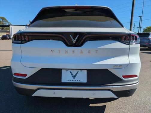 2025 VinFast VF 8 Eco