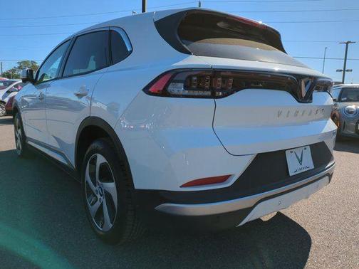 2025 VinFast VF 8 Eco