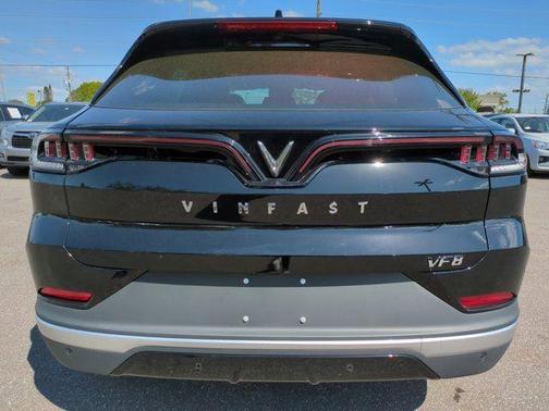 2025 VinFast VF 8 Eco