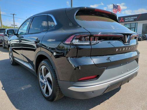 2025 VinFast VF 8 Eco