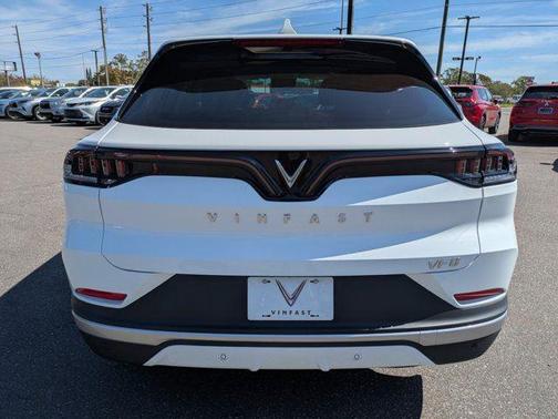 2025 VinFast VF 8 Eco